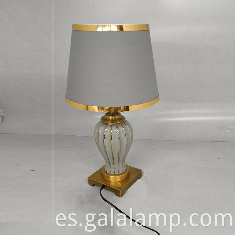 Elegante lámpara de mesa de cerámica con base de metal dorado para el dormitorio